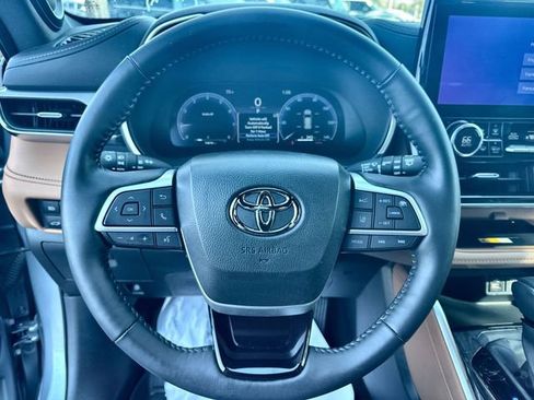 Used 2024 Toyota Highlander Platinum image 23