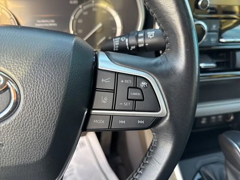 Used 2022 Toyota Highlander XLE image 18