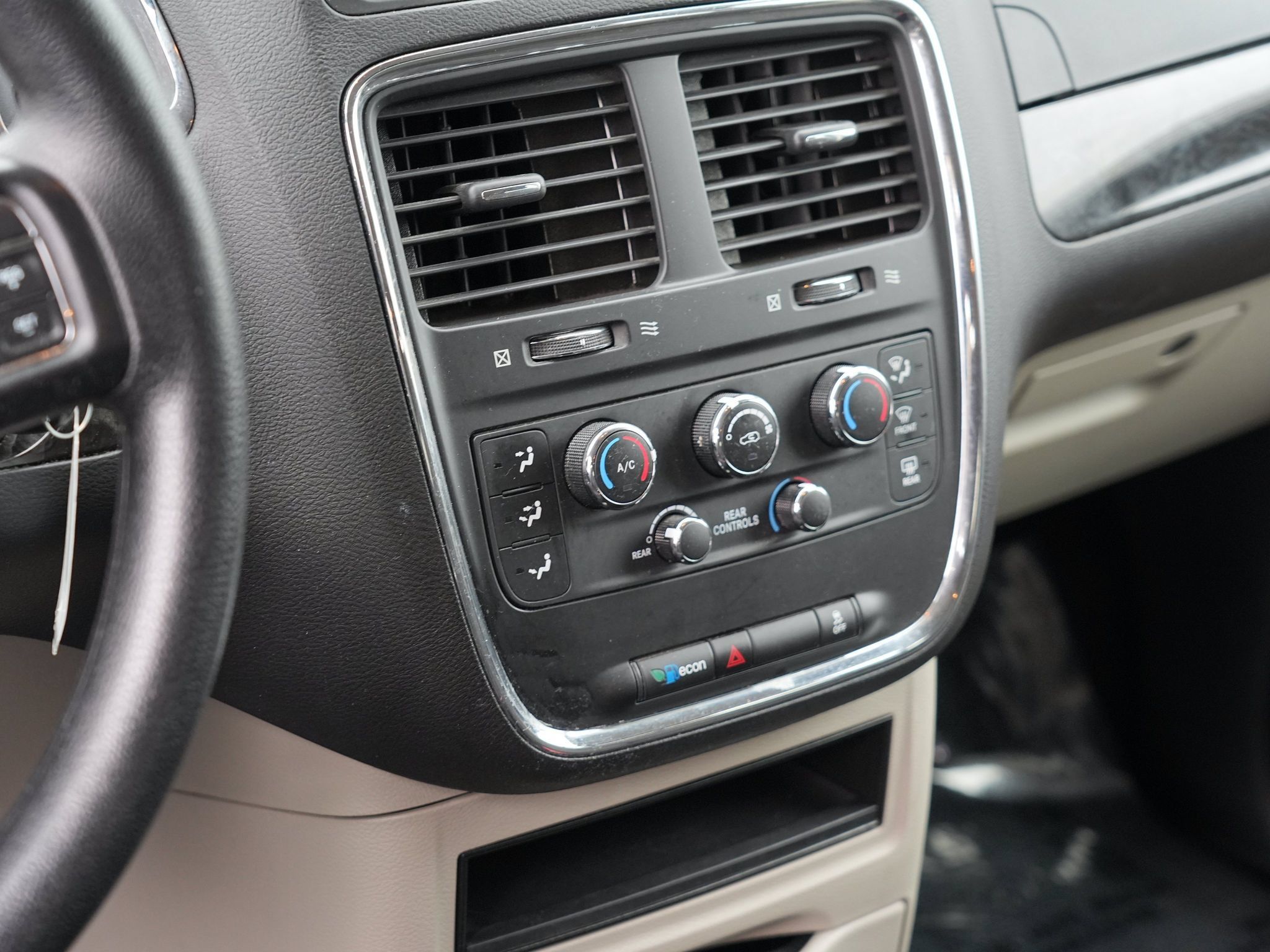 Used 2018 Dodge Grand Caravan SE w/ UConnect Hands-Free Group FWD image 21
