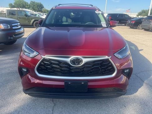 Used 2024 Toyota Highlander XLE FWD image 2