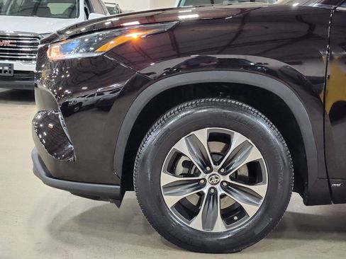 Used 2021 Toyota Highlander XLE FWD image 5