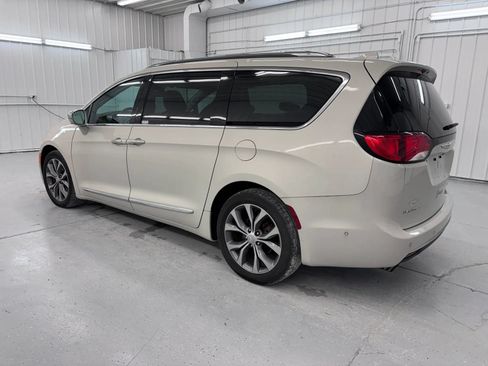 Used 2017 Chrysler Pacifica Limited w/ UConnect Theater Package FWD image 3