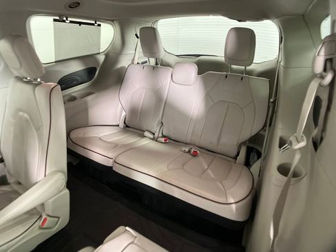 Used 2019 Chrysler Pacifica Limited image 30
