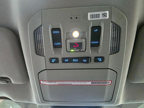 Used 2022 Toyota Highlander XLE AWD/4WD image 42