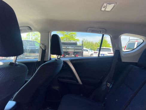 Used 2017 Toyota RAV4 LE AWD/4WD image 28