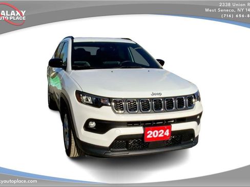 Used 2024 Jeep Compass Latitude AWD/4WD image 3