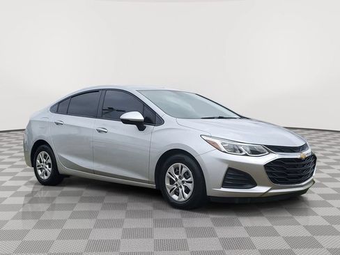 Used 2019 Chevrolet Cruze Sedan FWD image 3