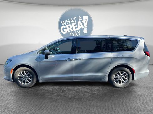 Used 2023 Chrysler Voyager LX FWD image 7