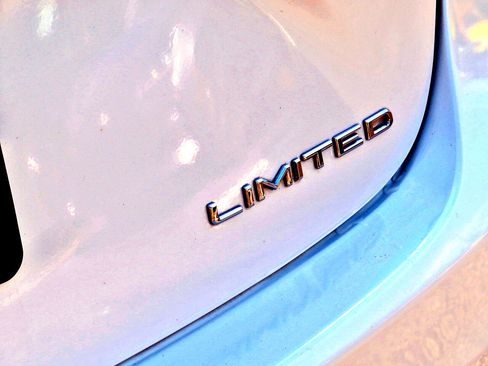 Used 2017 Toyota Avalon Limited image 14