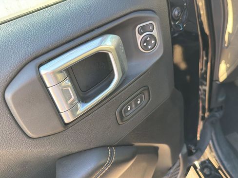 Used 2025 Jeep Wrangler Unlimited Sahara AWD/4WD image 31