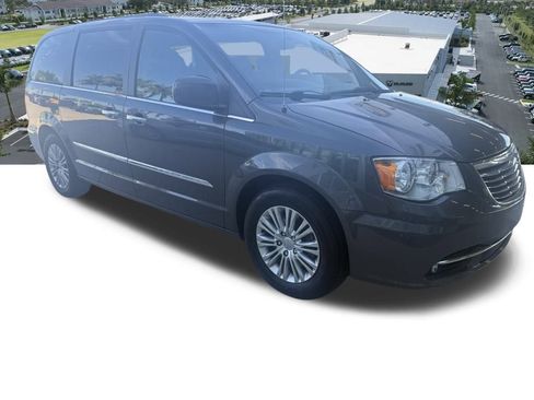 Used 2016 Chrysler Town & Country Touring w/ Driver Convenience Group image 2
