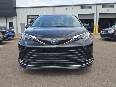 Used 2022 Toyota Sienna XLE FWD image 3