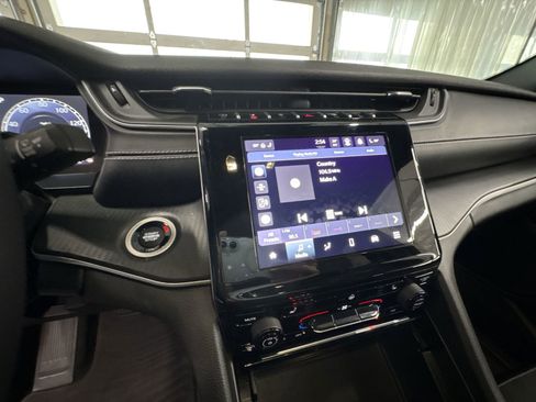 Used 2024 Jeep Grand Cherokee Altitude image 13