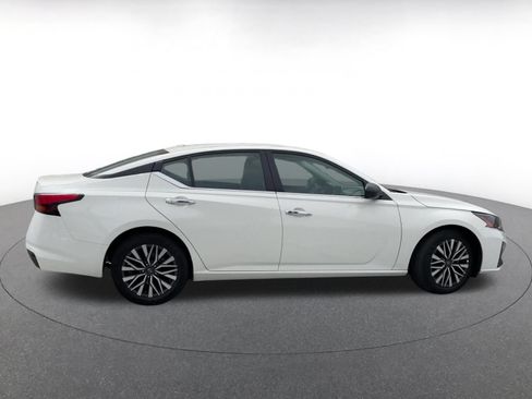 Used 2025 Nissan Altima 2.5 SV FWD image 16