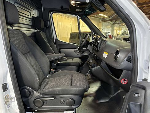 Used 2025 Mercedes-Benz Sprinter 2500 image 11