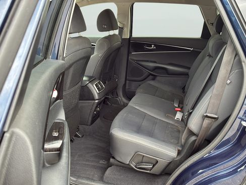 Used 2019 Kia Sorento FWD V6 image 16