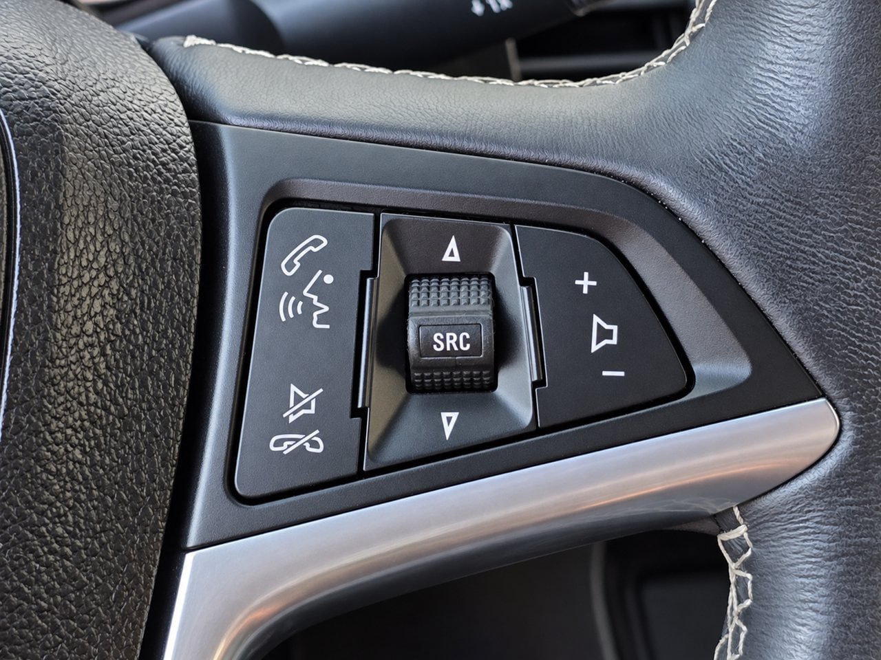 Certified 2017 Buick Encore Essence FWD image 22