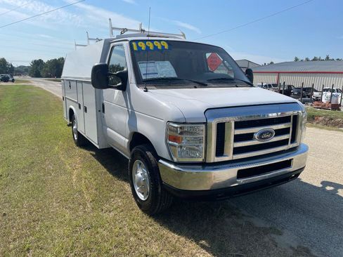 Used 2017 Ford E-350 and Econoline 350 Super Duty RWD image 2
