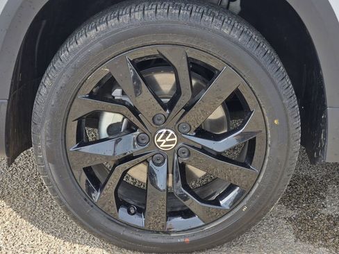 Used 2023 Volkswagen Taos SE w/ Panoramic Sunroof Package image 11