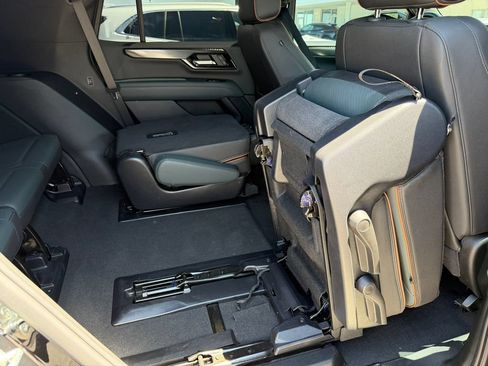 Used 2025 GMC Yukon AT4 w/ AT4 Premium Package AWD/4WD image 18