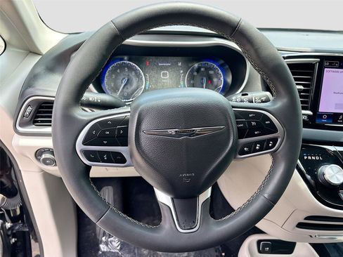 Used 2023 Chrysler Pacifica Touring-L FWD image 11