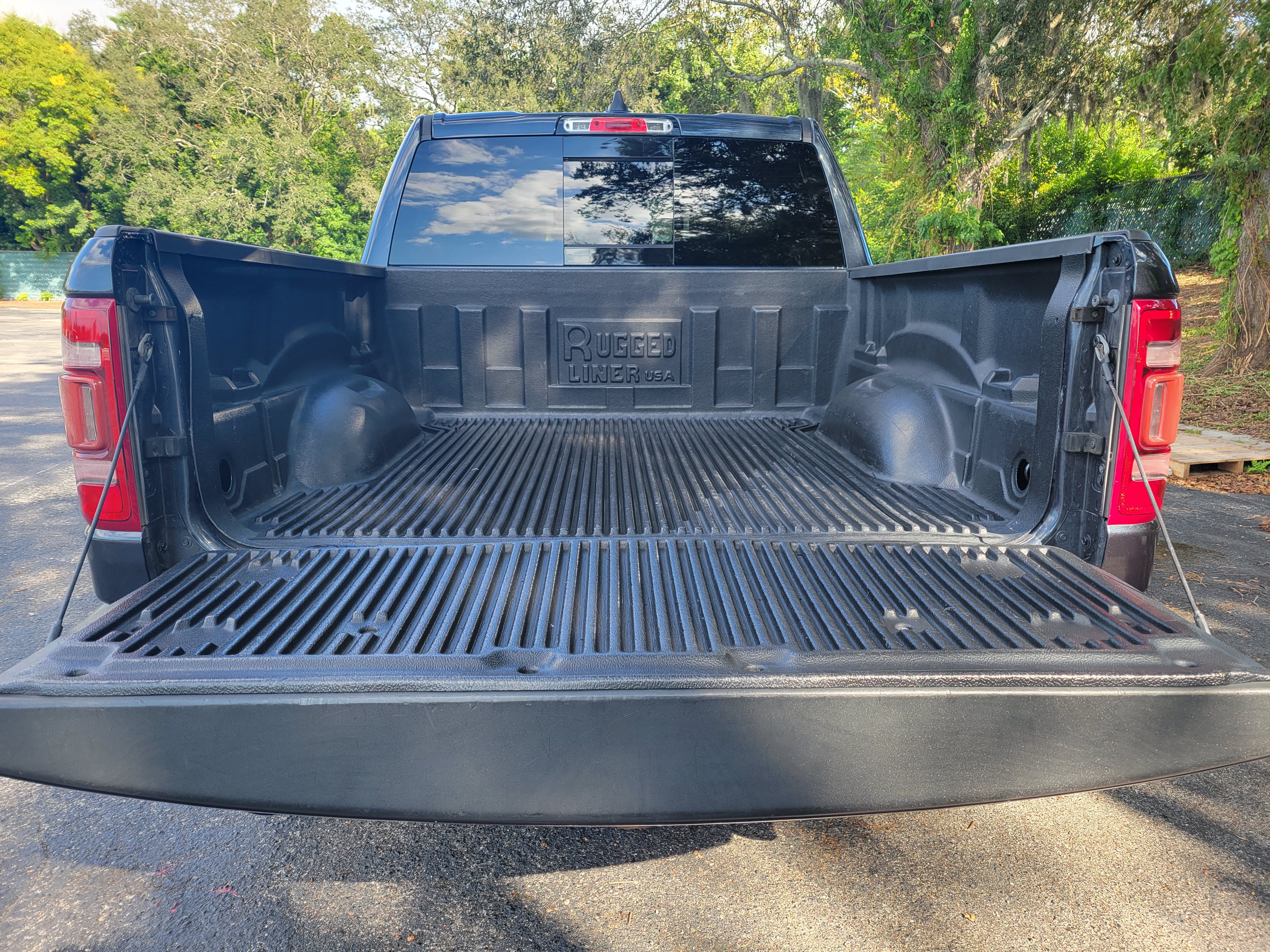 Used 2021 RAM 1500 Laramie w/ Sport Appearance Package AWD/4WD image 9