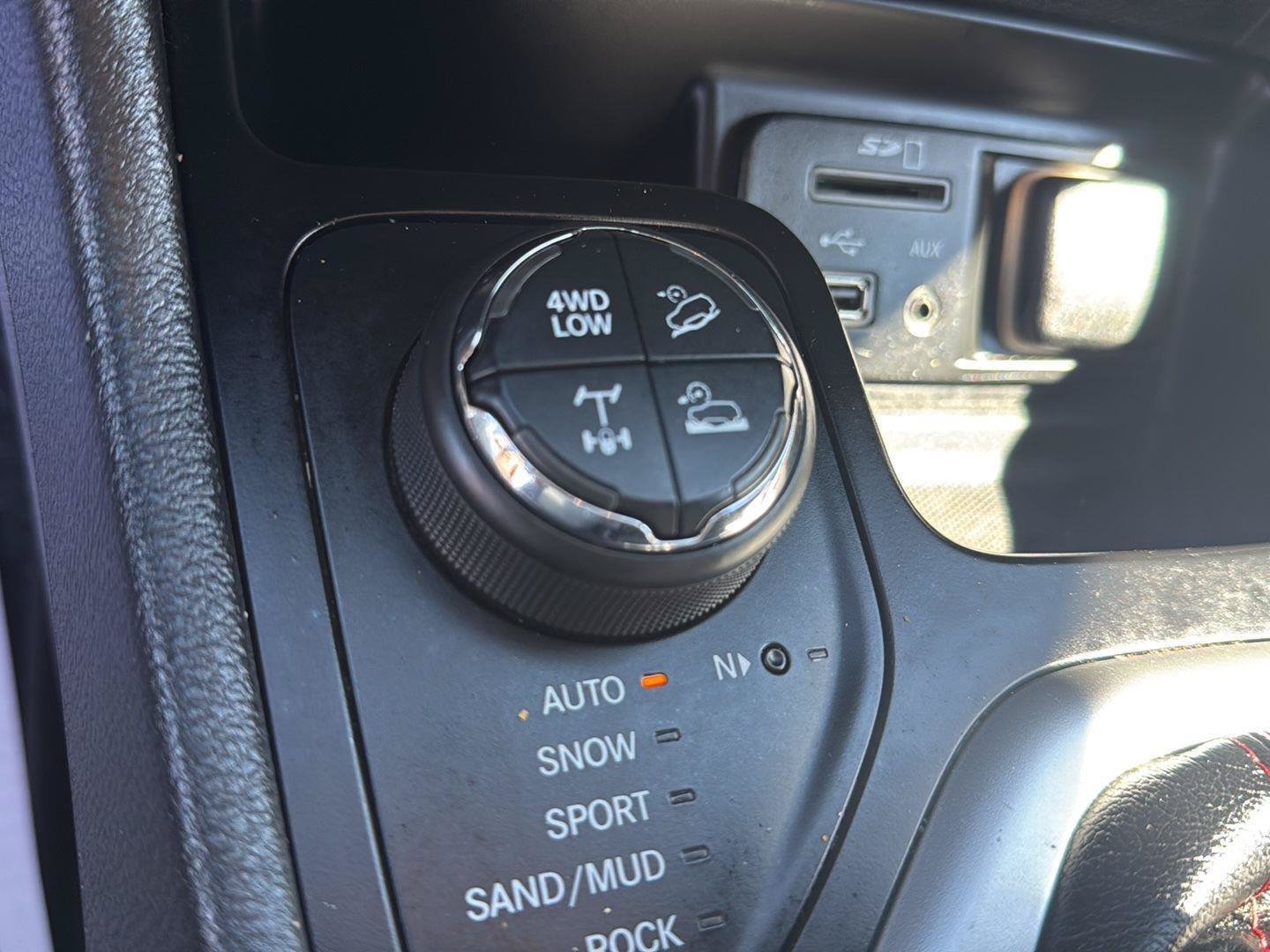 Used 2017 Jeep Cherokee Trailhawk w/ Comfort/Convenience Group AWD/4WD image 27