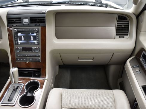 Used 2014 Lincoln Navigator 2WD image 34