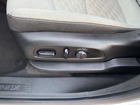 Used 2021 Chevrolet Equinox LS w/ LS Convenience Package FWD image 14