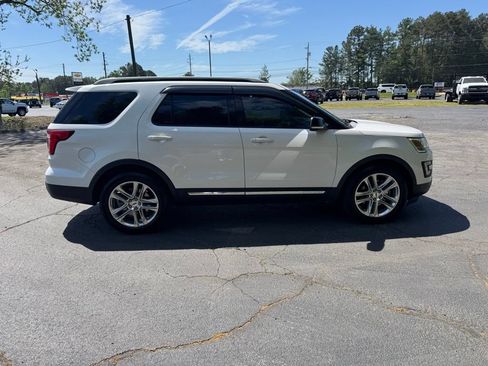 Used 2017 Ford Explorer XLT w/ Equipment Group 202A FWD image 12