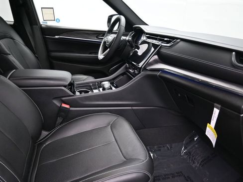 Used 2023 Jeep Grand Cherokee Overland image 17