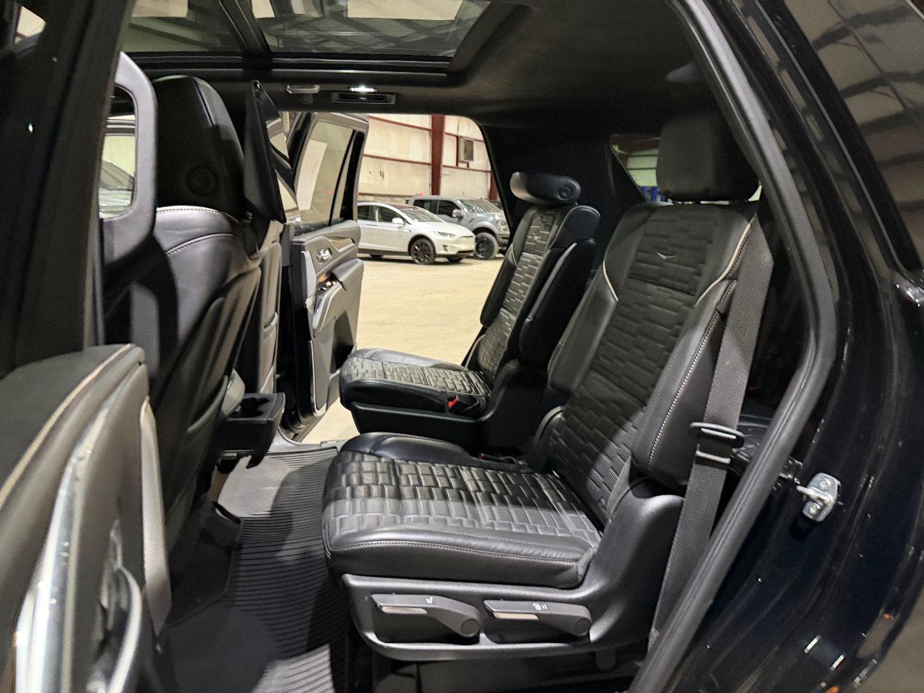 Used 2022 Cadillac Escalade Sport Platinum w/ LPO, ONYX Package AWD/4WD image 18
