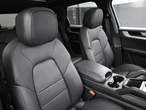 Certified 2025 Porsche Cayenne AWD/4WD image 30
