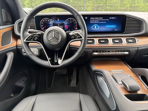 Used 2025 Mercedes-Benz GLE 350 4MATIC image 2
