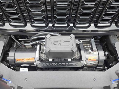 Used 2025 Jeep Wrangler Sport image 29