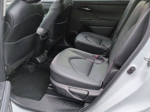 Used 2022 Toyota Highlander XLE AWD/4WD image 16