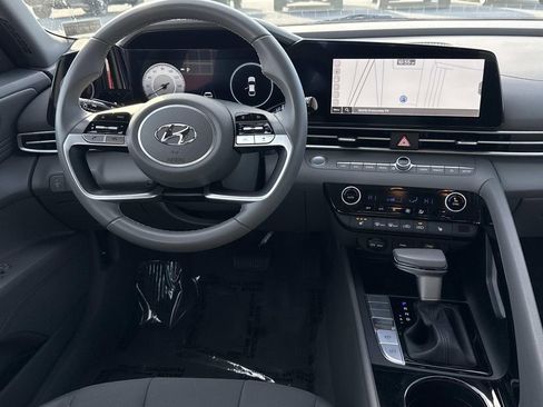 Used 2023 Hyundai Elantra SEL w/ Convenience Package FWD image 3
