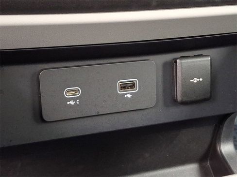 Used 2024 Land Rover Defender 110 X-Dynamic SE image 25