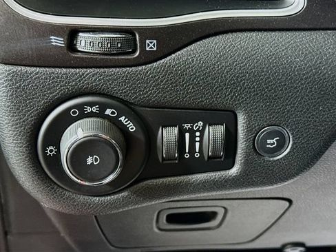 Used 2019 Jeep Cherokee Trailhawk AWD/4WD image 10