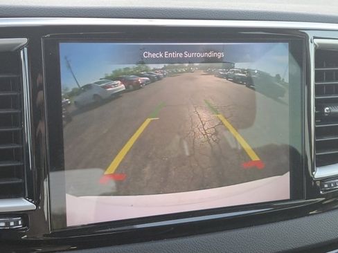 Used 2023 Chrysler Pacifica Touring-L image 6