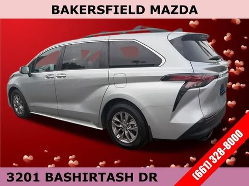 Used 2021 Toyota Sienna XLE image 3