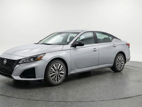Used 2025 Nissan Altima 2.5 SV FWD image 3