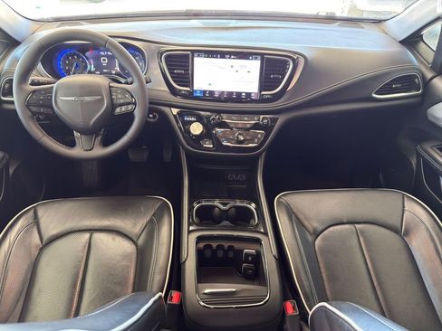 Used 2025 Chrysler Pacifica Limited FWD image 25