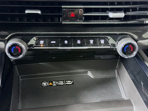 Used 2025 Chevrolet Suburban High Country AWD/4WD image 16