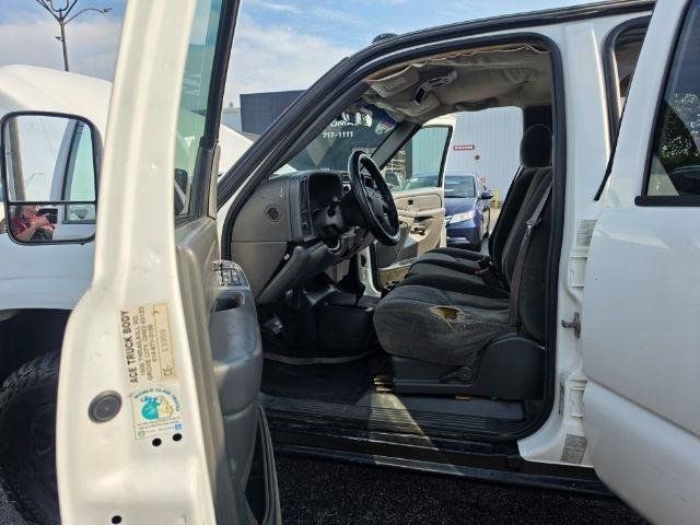 Used 2004 Chevrolet Silverado 2500 LS w/ Heavy-Duty Power Package AWD/4WD image 26