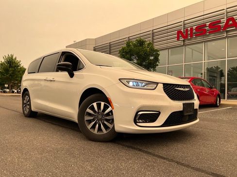 Used 2024 Chrysler Pacifica Limited FWD image 4