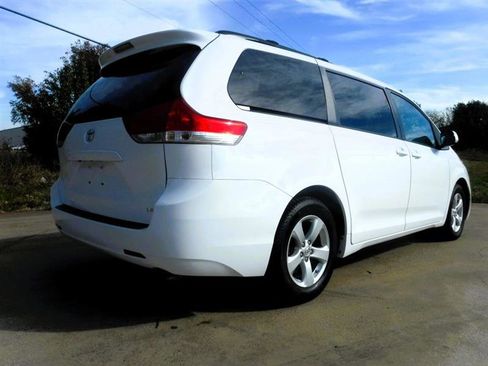 Used 2012 Toyota Sienna LE image 7