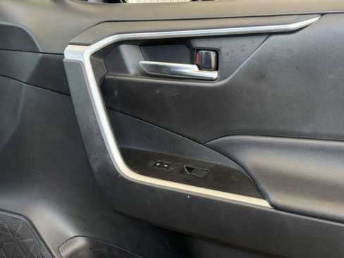 Used 2021 Toyota RAV4 XLE w/ Convenience Package FWD image 29