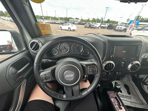Used 2018 Jeep Wrangler Unlimited Sahara w/ Dual Top Group AWD/4WD image 26