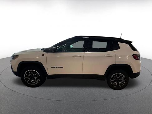 Used 2025 Jeep Compass Trailhawk AWD/4WD image 10